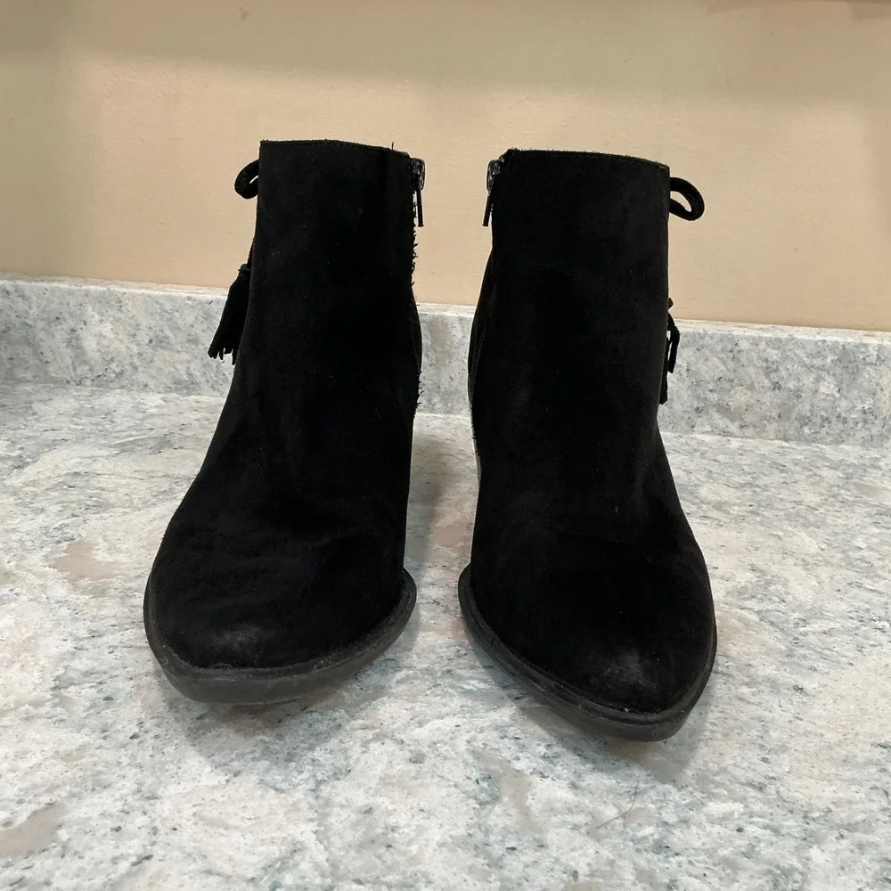 Betsey Johnson Ankle Boots Autumnn 9M Black Suede Tassel Block Heel Pointed Toe